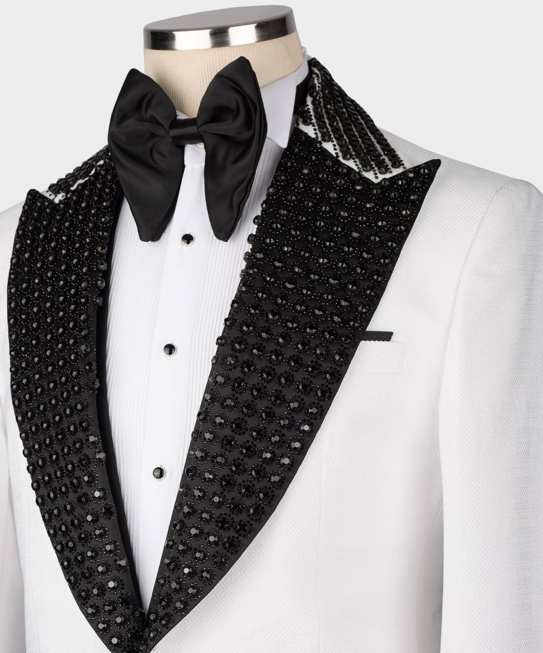 WHITE TUXEDO WITH STONE EMBROIDERY ON THE COLLAR