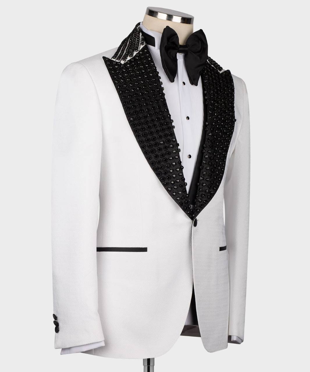 WHITE TUXEDO WITH STONE EMBROIDERY ON THE COLLAR