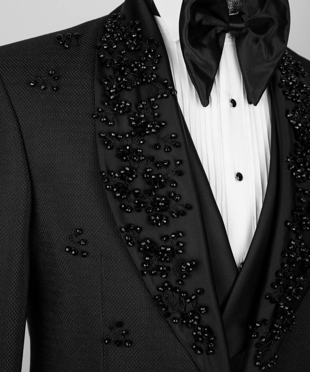 BLACK-CRYSTAL JEWELRIED SPECIAL TUXEDO